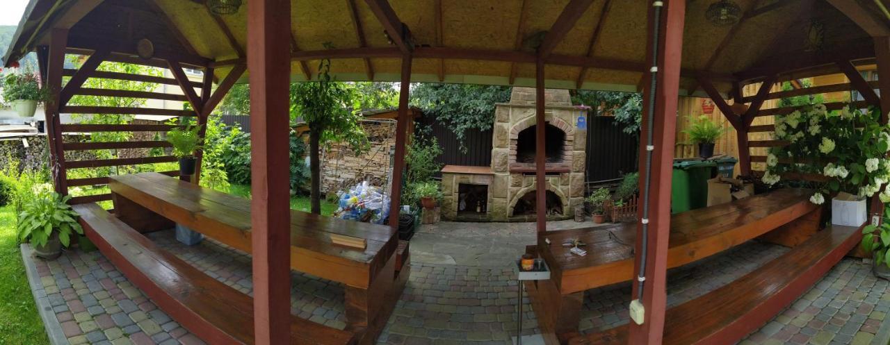 Guest House Shafran Yaremche Bagian luar foto